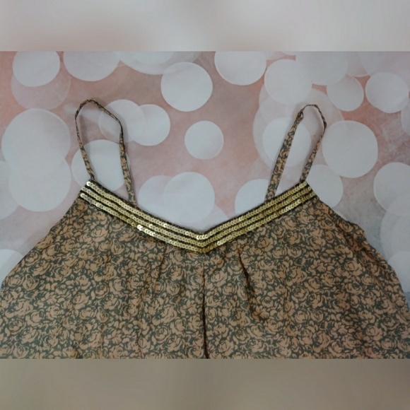 Sequenced neckline top - Picture 4 of 7